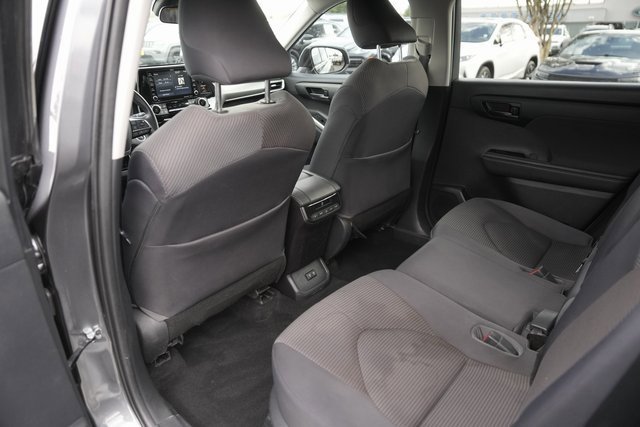 Used 2021 Toyota Highlander LE image 11