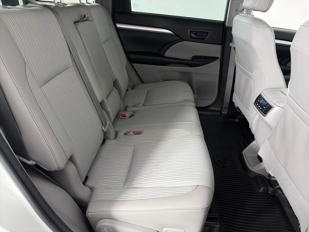 Used 2018 Toyota Highlander Plus w/ Carpet Mat Package (TMS) AWD/4WD image 28
