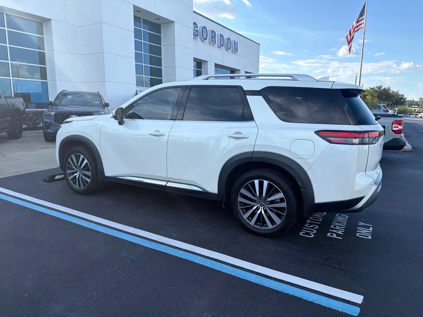 Used 2022 Nissan Pathfinder Platinum w/ Cargo Package FWD image 7