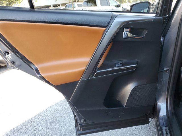 Used 2018 Toyota RAV4 SE image 12