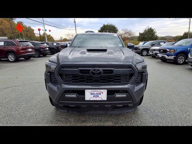 Used 2025 Toyota Tacoma TRD Sport AWD/4WD image 3