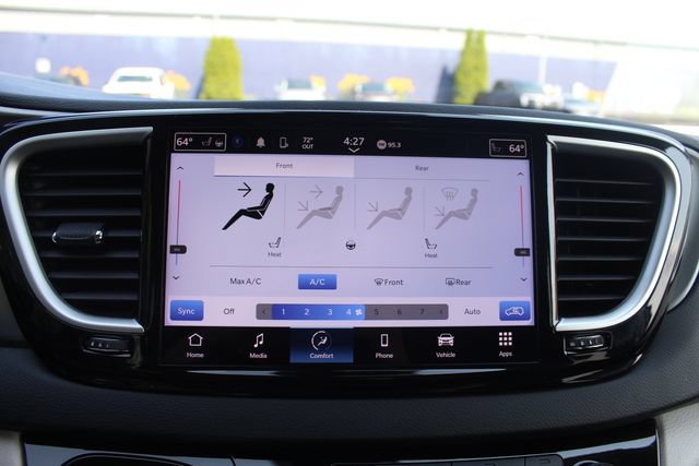 Used 2024 Chrysler Pacifica Touring-L FWD image 4