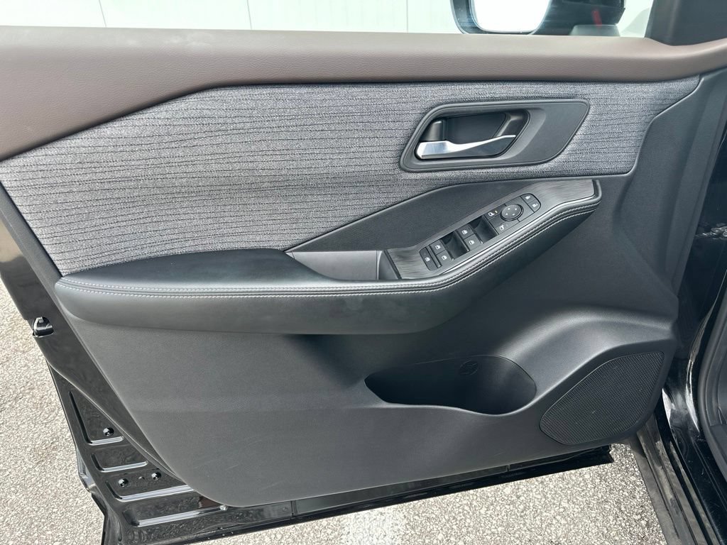 Used 2023 Nissan Rogue SV AWD/4WD image 13