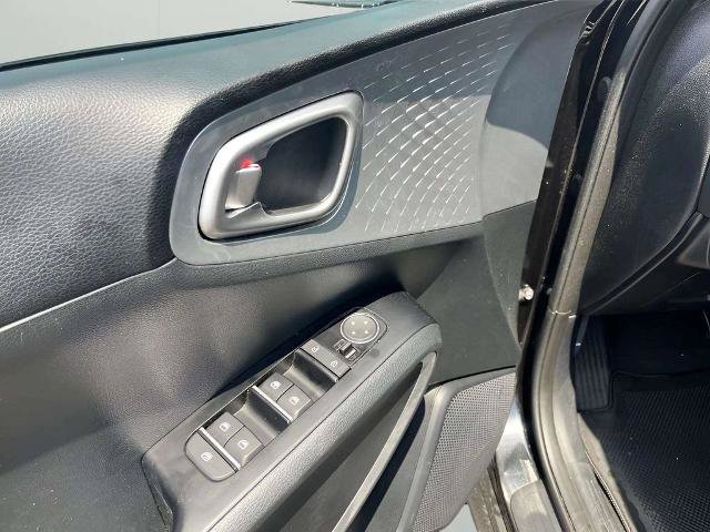 Used 2025 Kia Soul LX w/ LX Technology Package FWD image 16