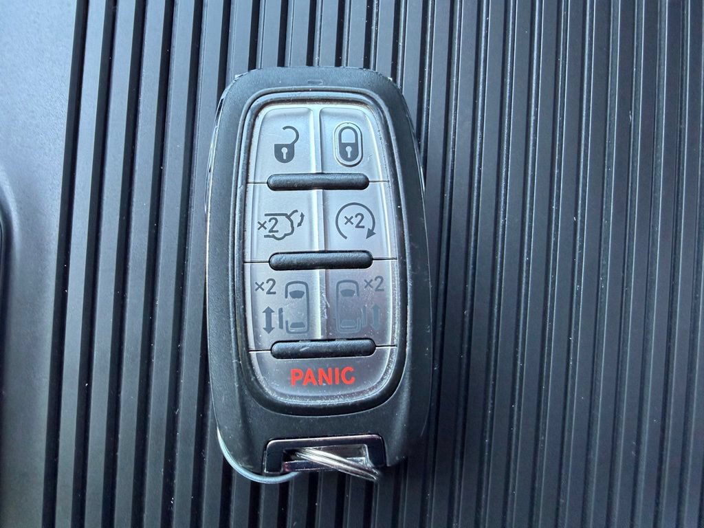 Used 2023 Chrysler Pacifica Limited AWD/4WD image 31