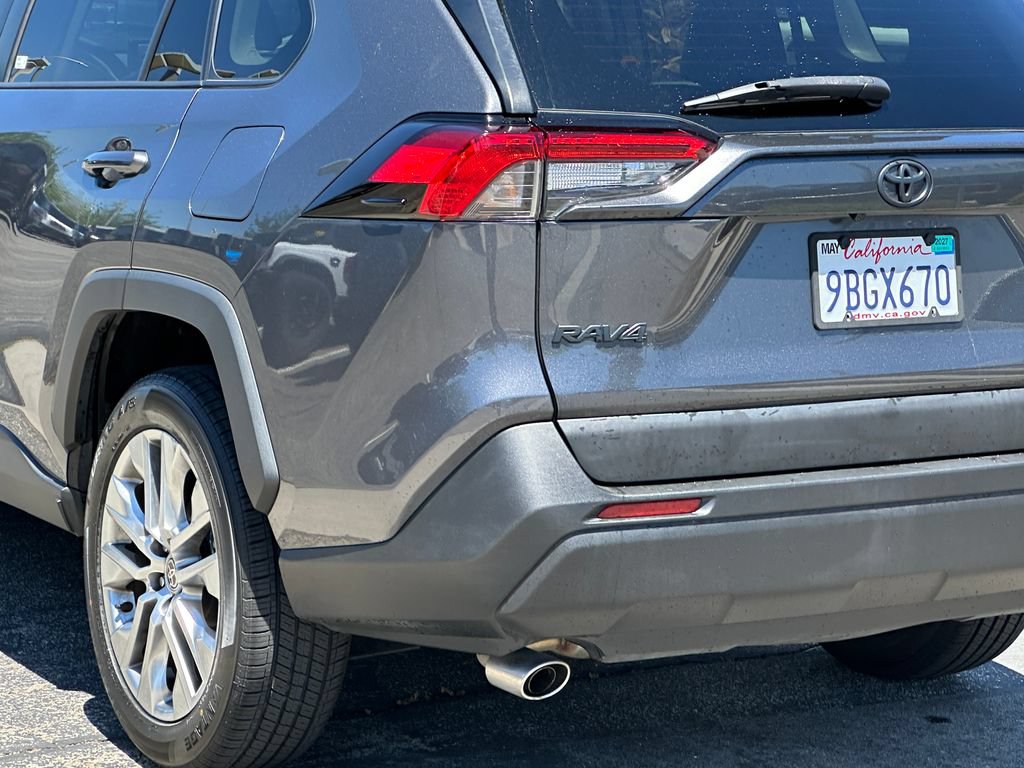Used 2022 Toyota RAV4 XLE Premium FWD image 5