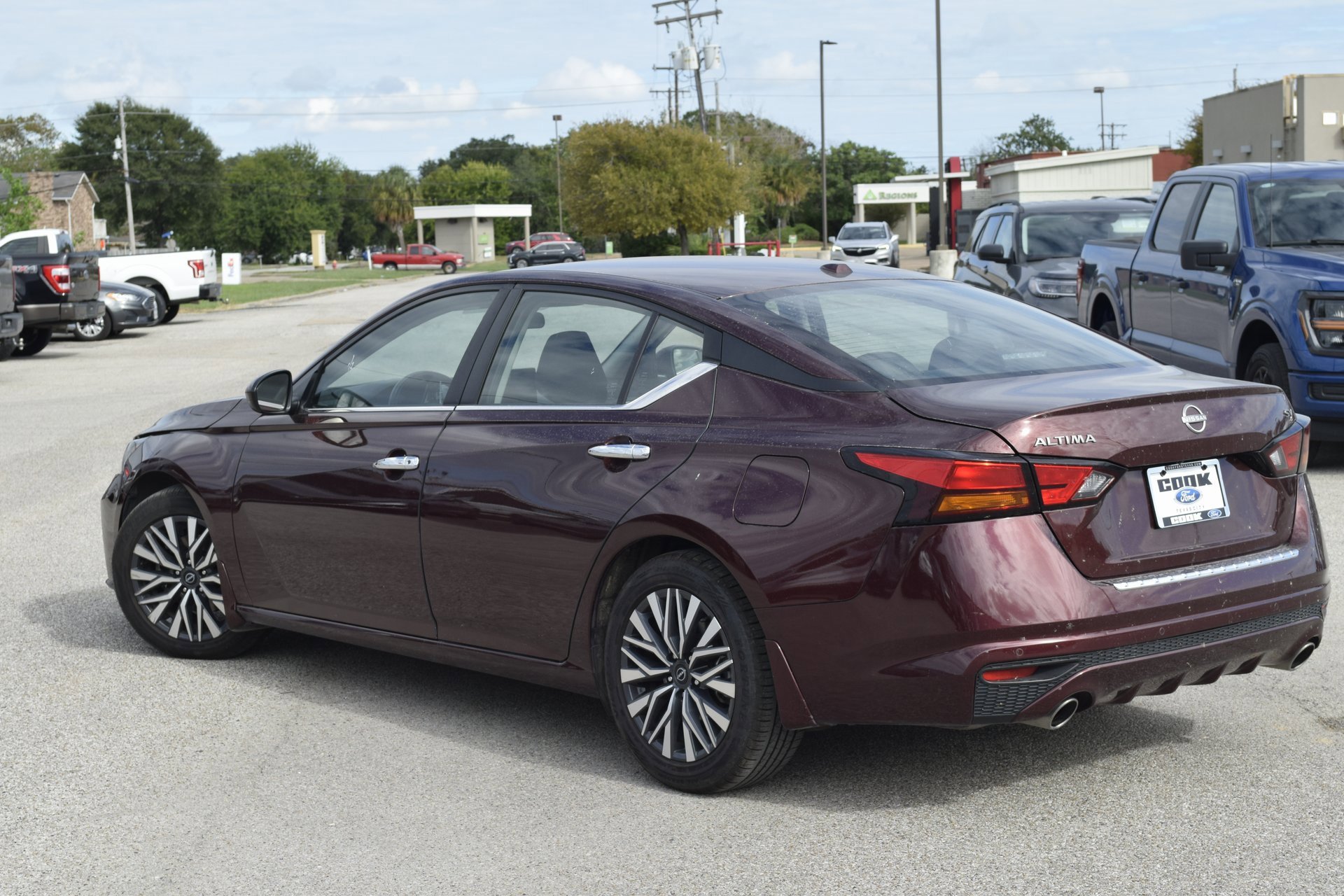 Used 2023 Nissan Altima 2.5 SV w/ SV Premium Package image 9