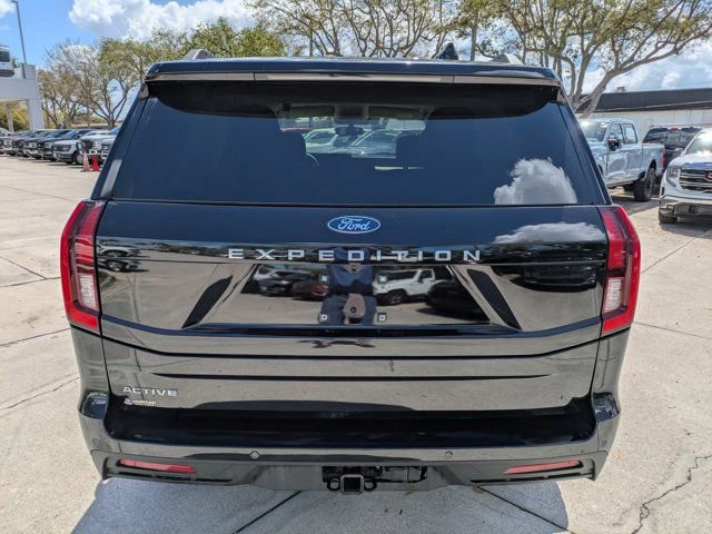 Certified 2025 Ford Expedition Active image 3