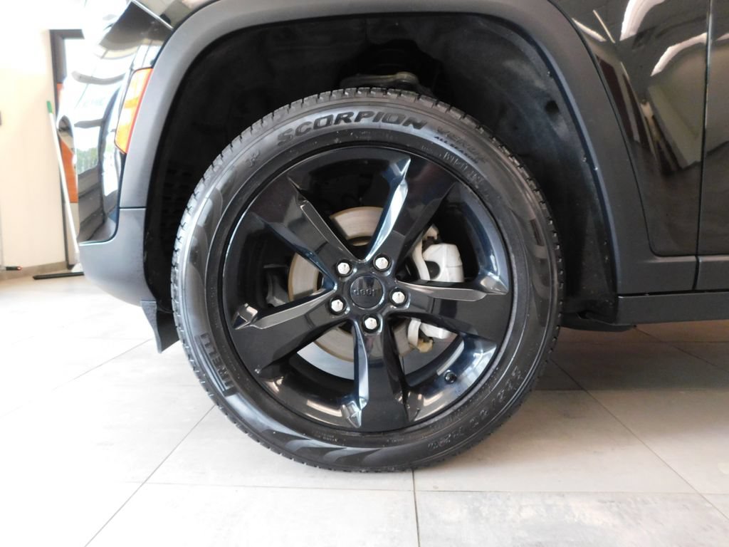 Used 2024 Jeep Grand Cherokee Limited w/ Black Appearance Package AWD/4WD image 8
