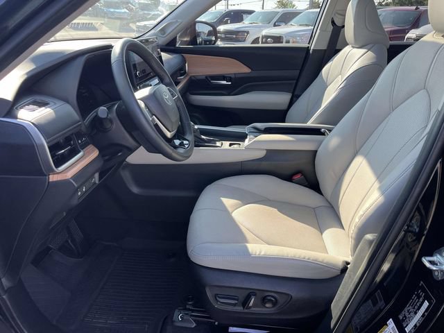 Used 2025 Toyota Grand Highlander AWD image 16
