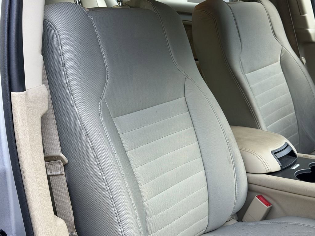 Certified 2019 Ford Taurus SE FWD image 12