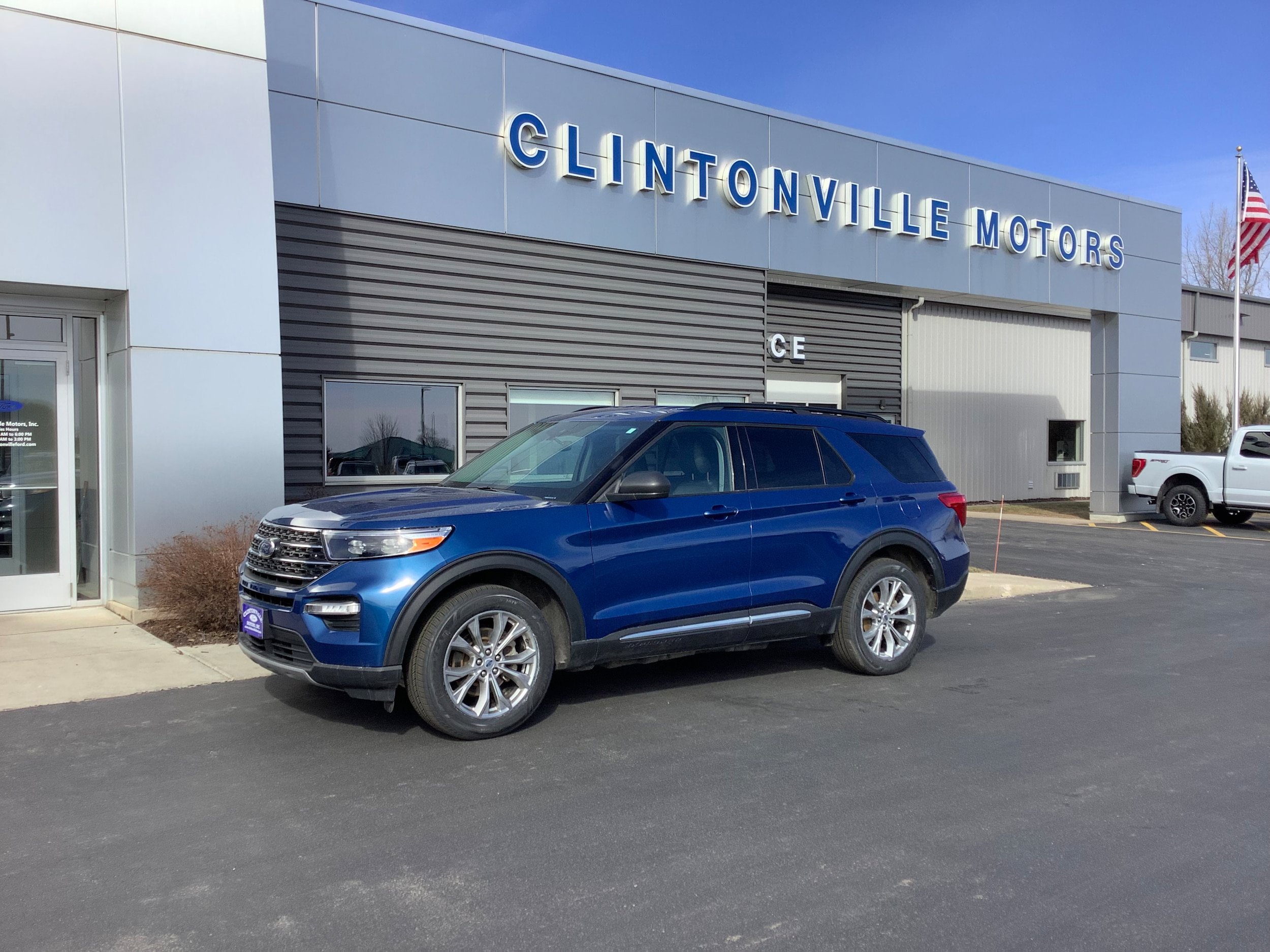 Certified 2023 Ford Explorer XLT w/ Equipment Group 202A AWD/4WD image 1