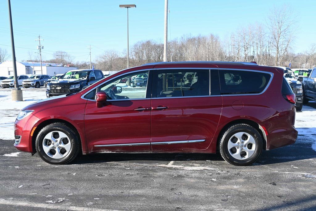 Used 2017 Chrysler Pacifica Touring-L Plus image 2