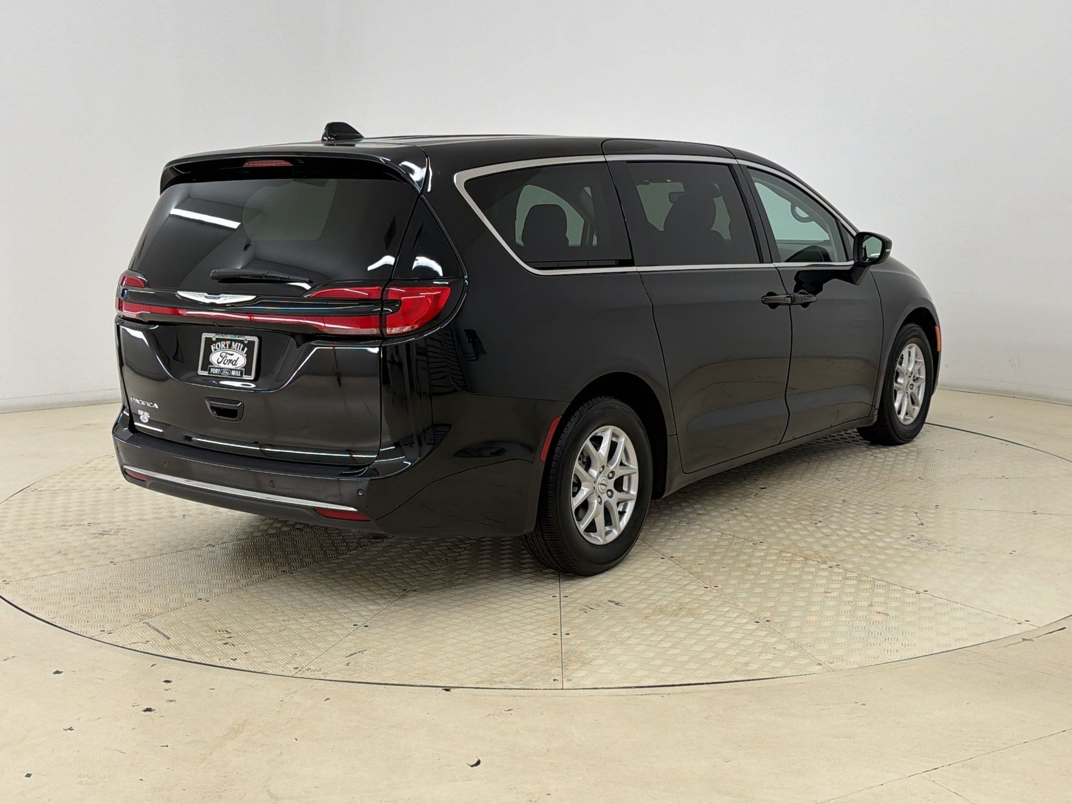 Used 2023 Chrysler Pacifica Touring-L FWD image 9