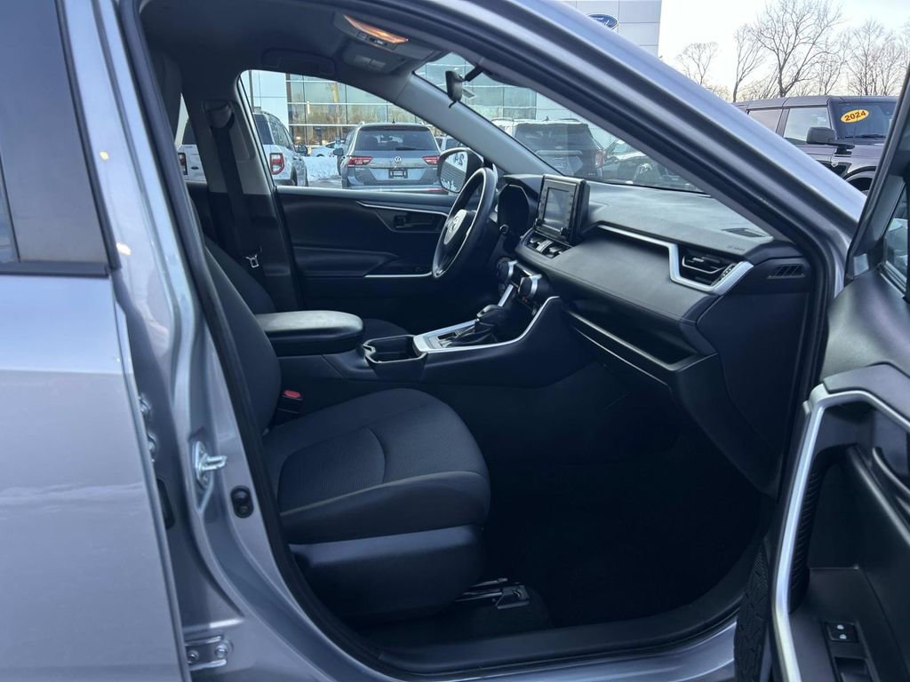Used 2019 Toyota RAV4 LE image 17