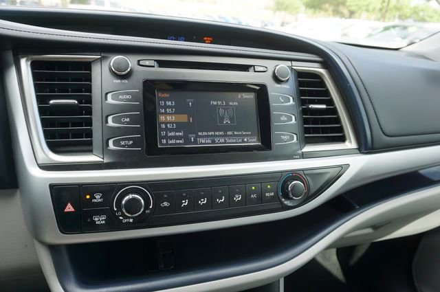 Used 2019 Toyota Highlander LE AWD/4WD image 9