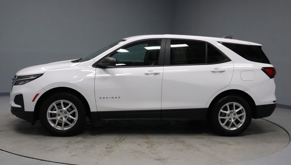 Used 2022 Chevrolet Equinox LS w/ LS Convenience Package image 2