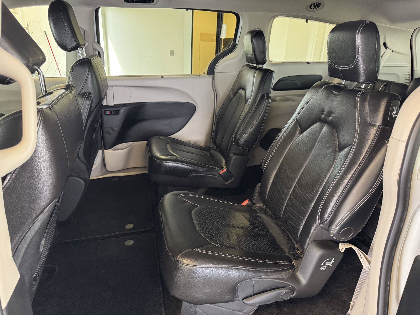 Used 2022 Chrysler Pacifica Touring-L AWD/4WD image 25
