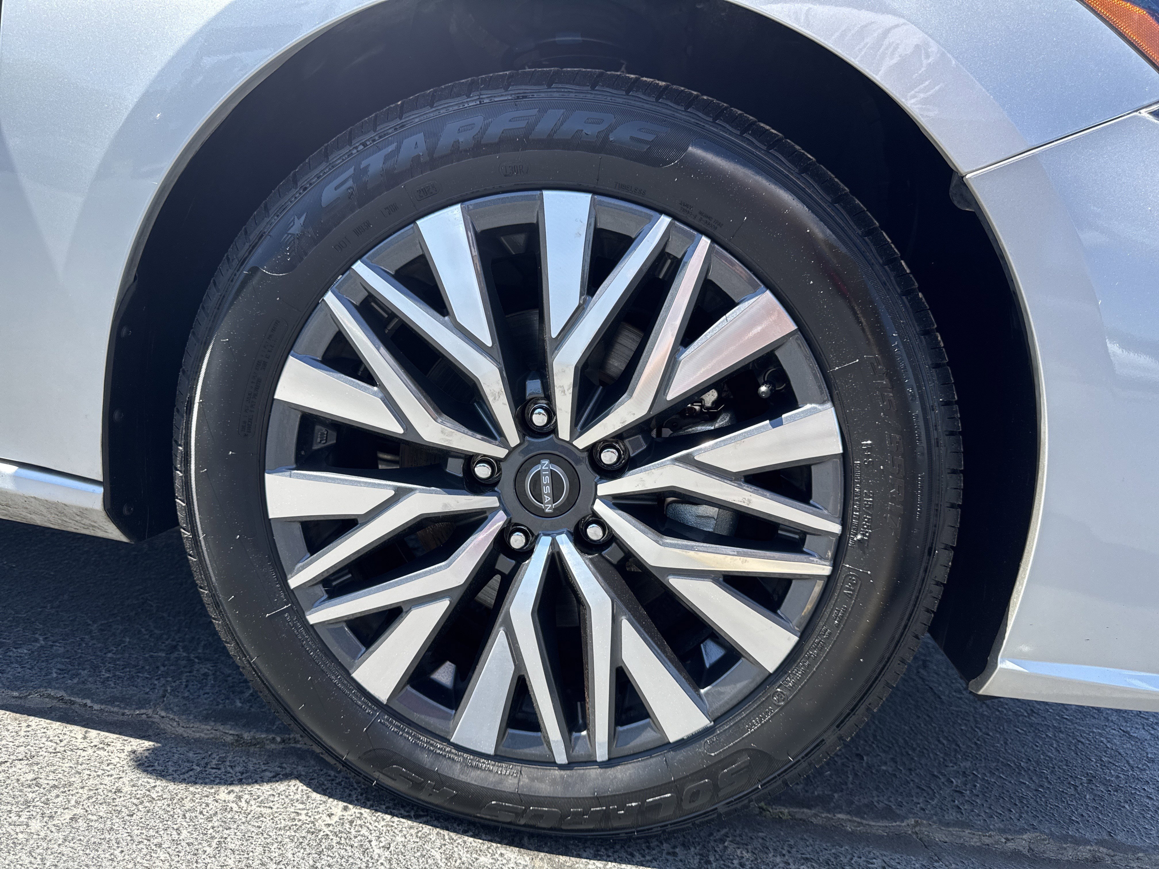 Used 2024 Nissan Altima 2.5 SV FWD image 14