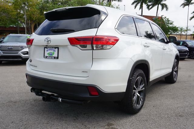 Used 2019 Toyota Highlander LE AWD/4WD image 3