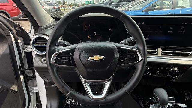 Used 2024 Chevrolet Trax LT w/ Driver Confidence Package FWD image 17