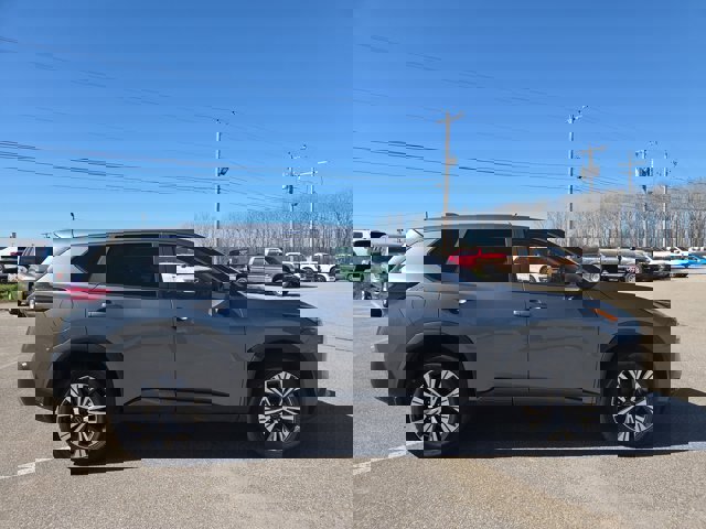 Used 2023 Nissan Rogue SV image 2