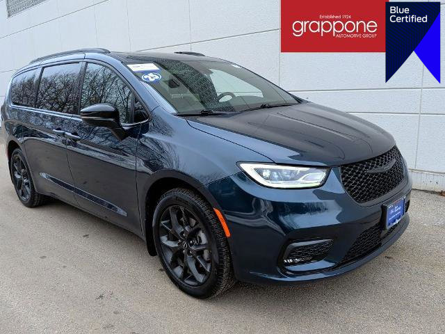 Used 2025 Chrysler Pacifica Limited w/ Uconnect Theater Family Group