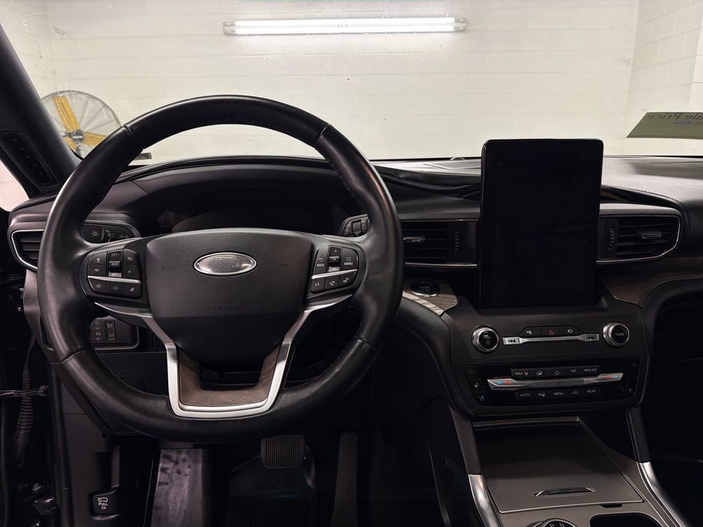 Certified 2020 Ford Explorer Platinum w/ Premium Technology Package AWD/4WD image 9
