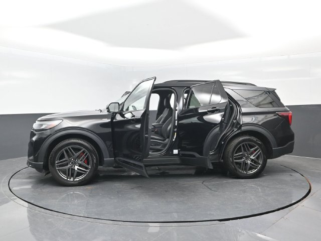 Certified 2025 Ford Explorer ST-Line w/ ST-Line Street Pack AWD/4WD image 31