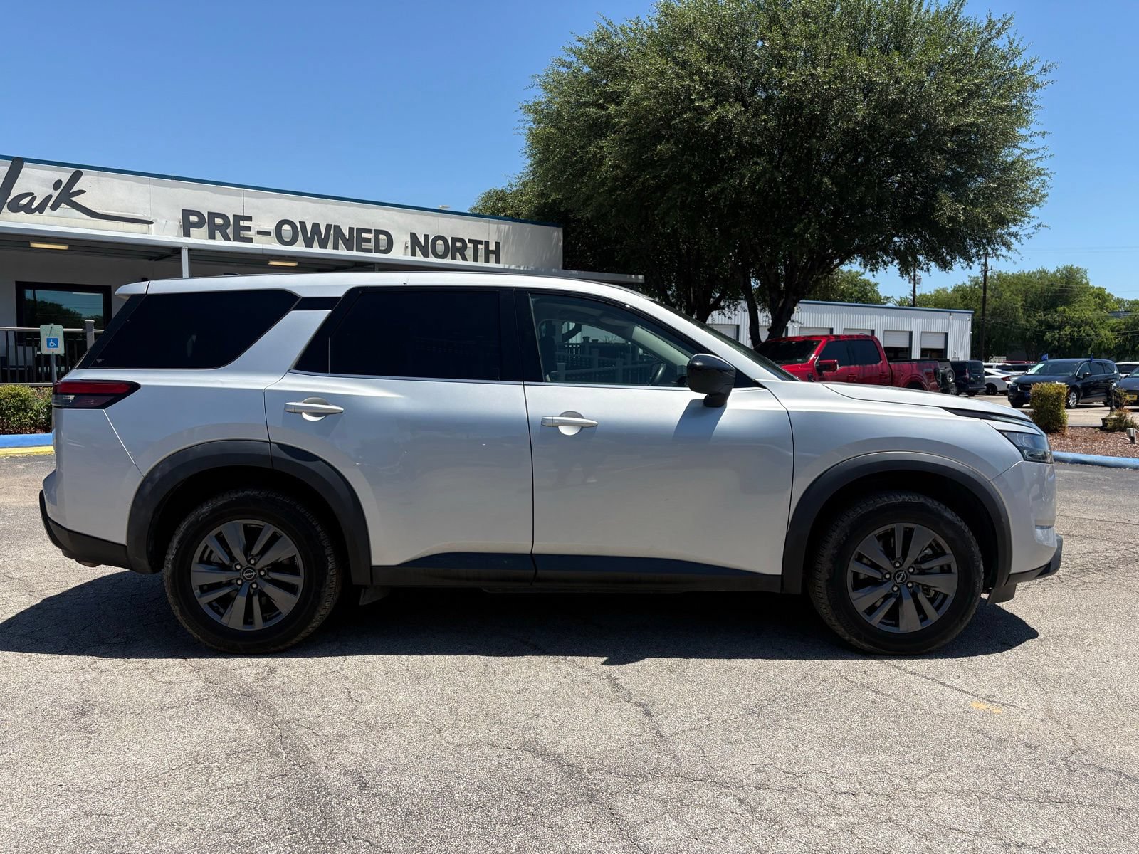 Used 2023 Nissan Pathfinder S AWD/4WD image 2