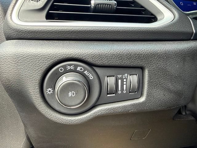 Used 2025 Chrysler Pacifica Select FWD image 18