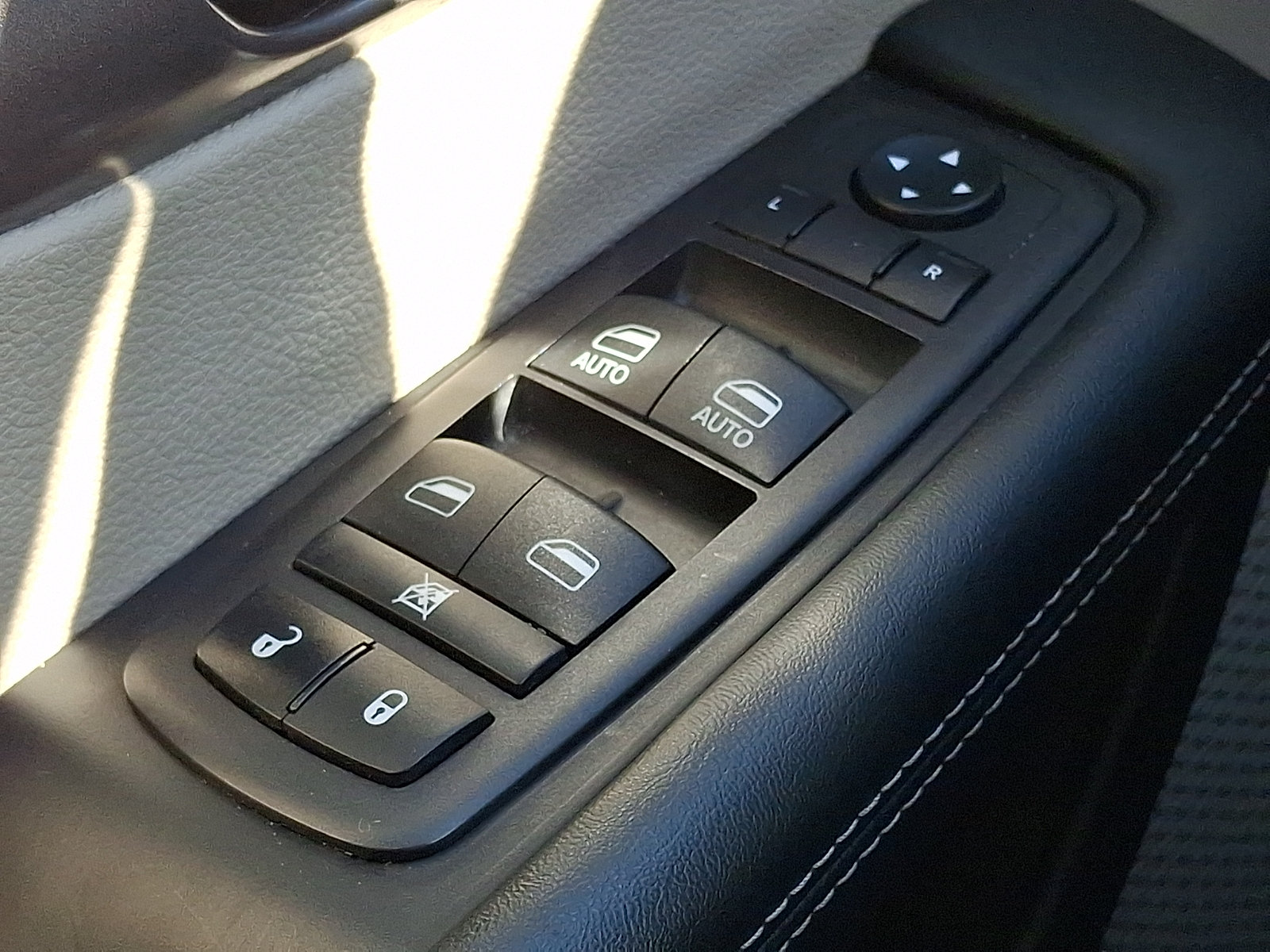 Used 2024 Chrysler Pacifica Touring-L FWD image 27