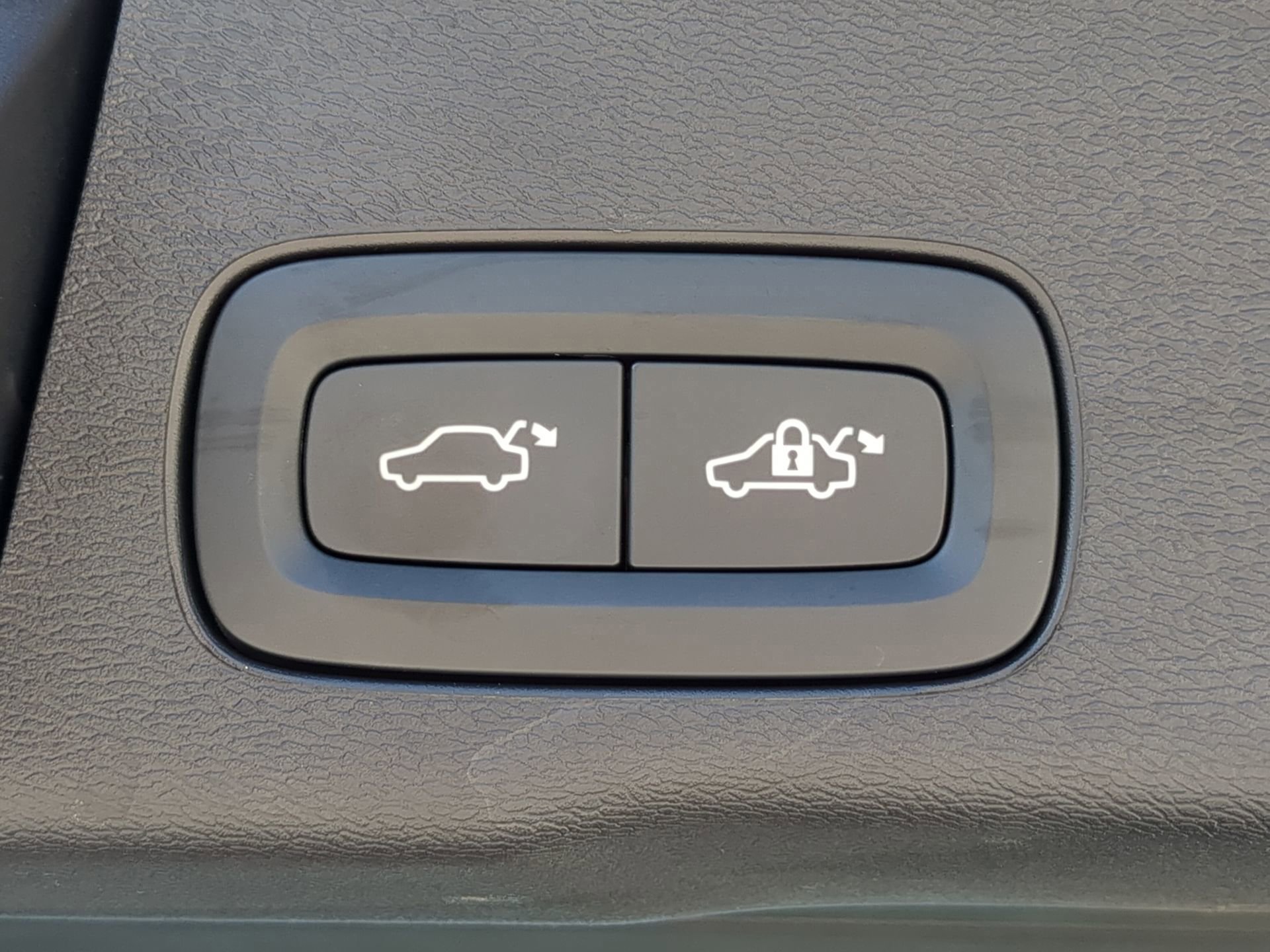 Used 2025 Volvo XC60 B5 Plus image 39