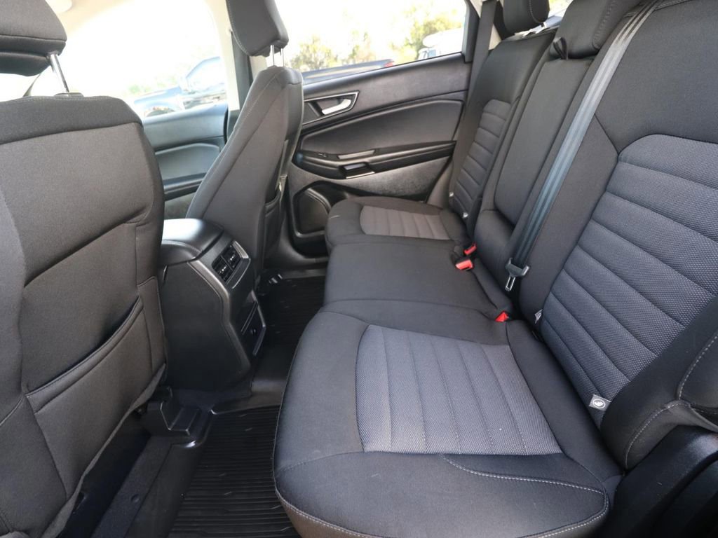 Certified 2024 Ford Edge SE w/ Black Appearance Package image 12
