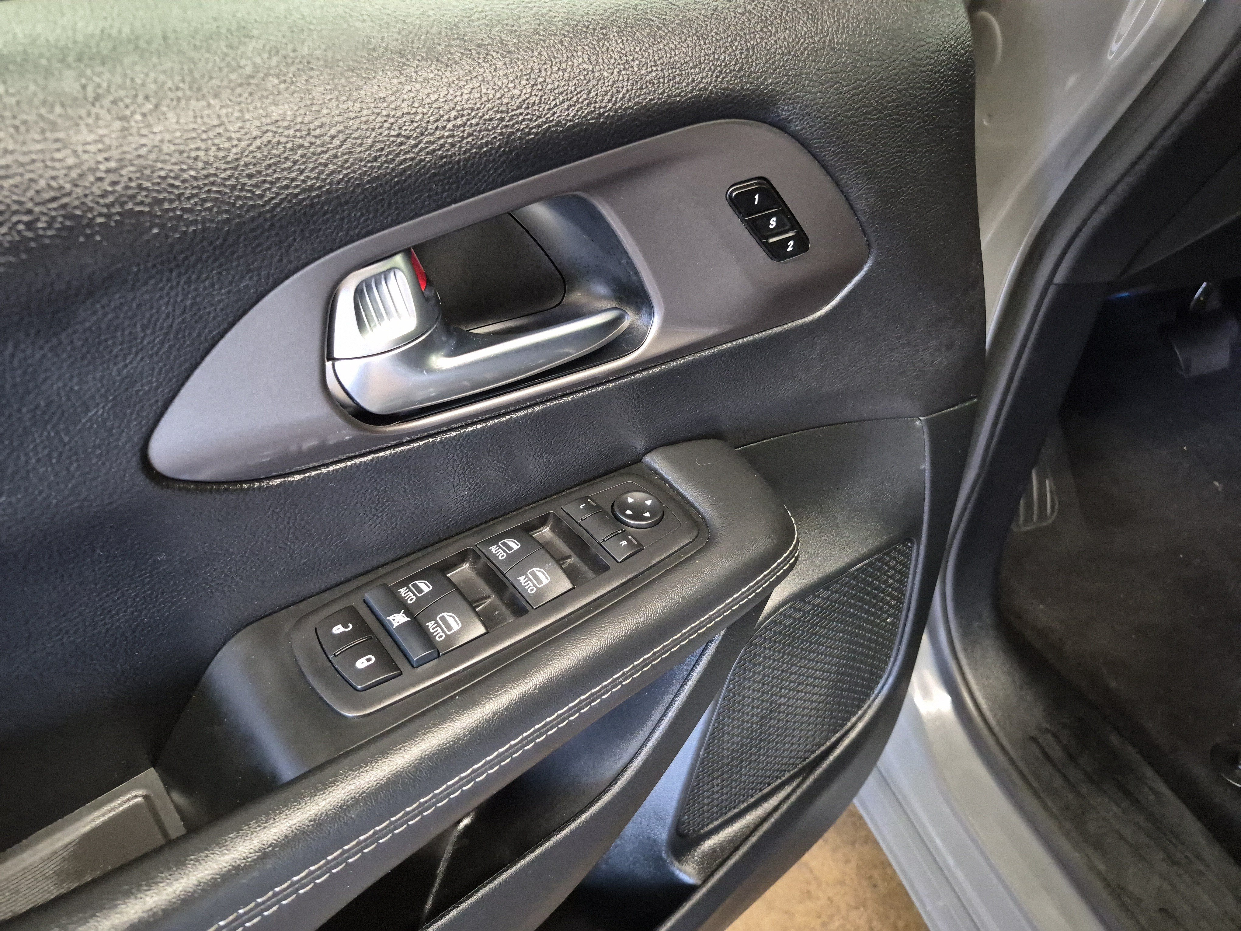 Used 2025 Chrysler Pacifica Select FWD image 9