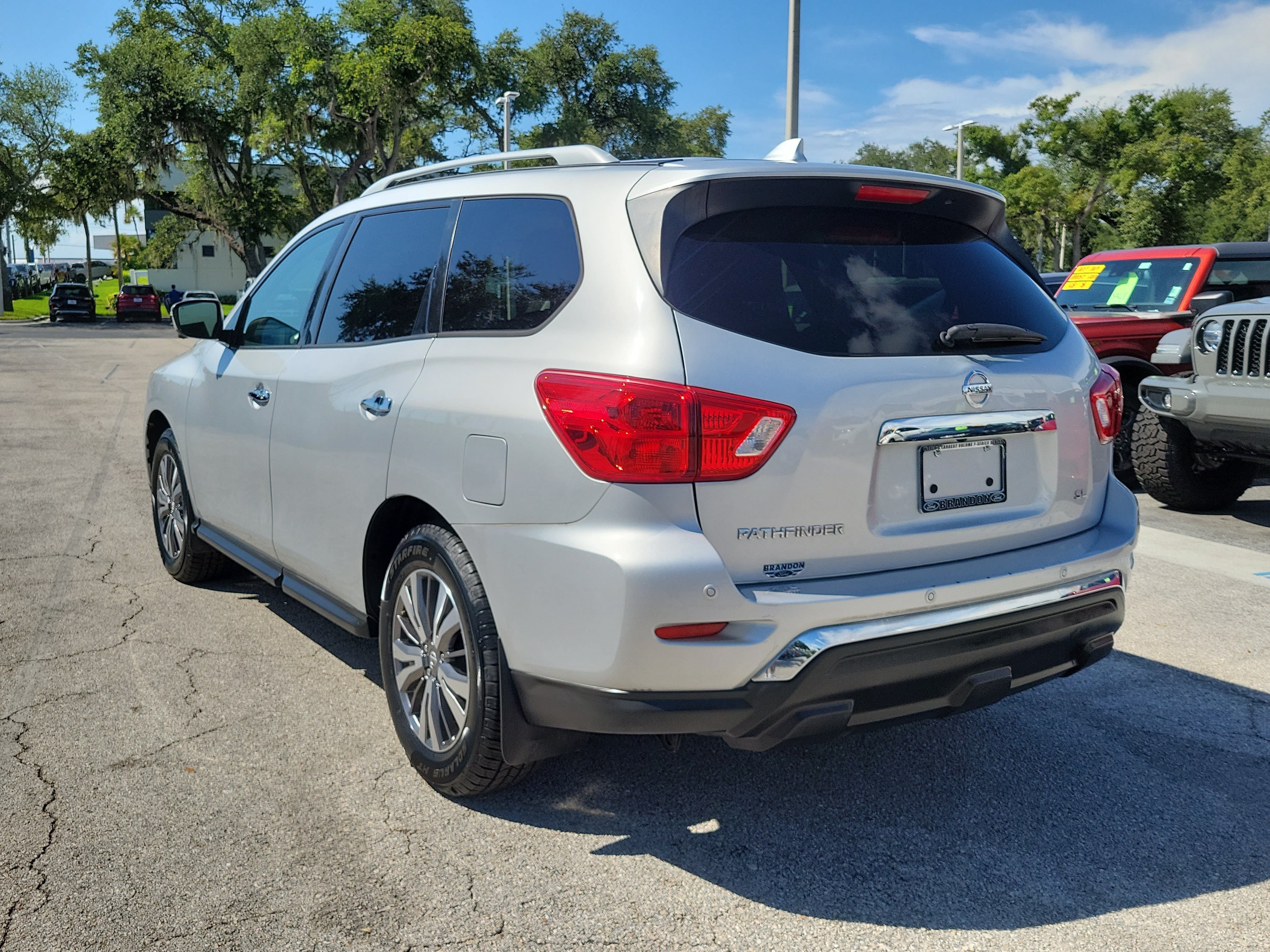 Used 2019 Nissan Pathfinder SL FWD image 7