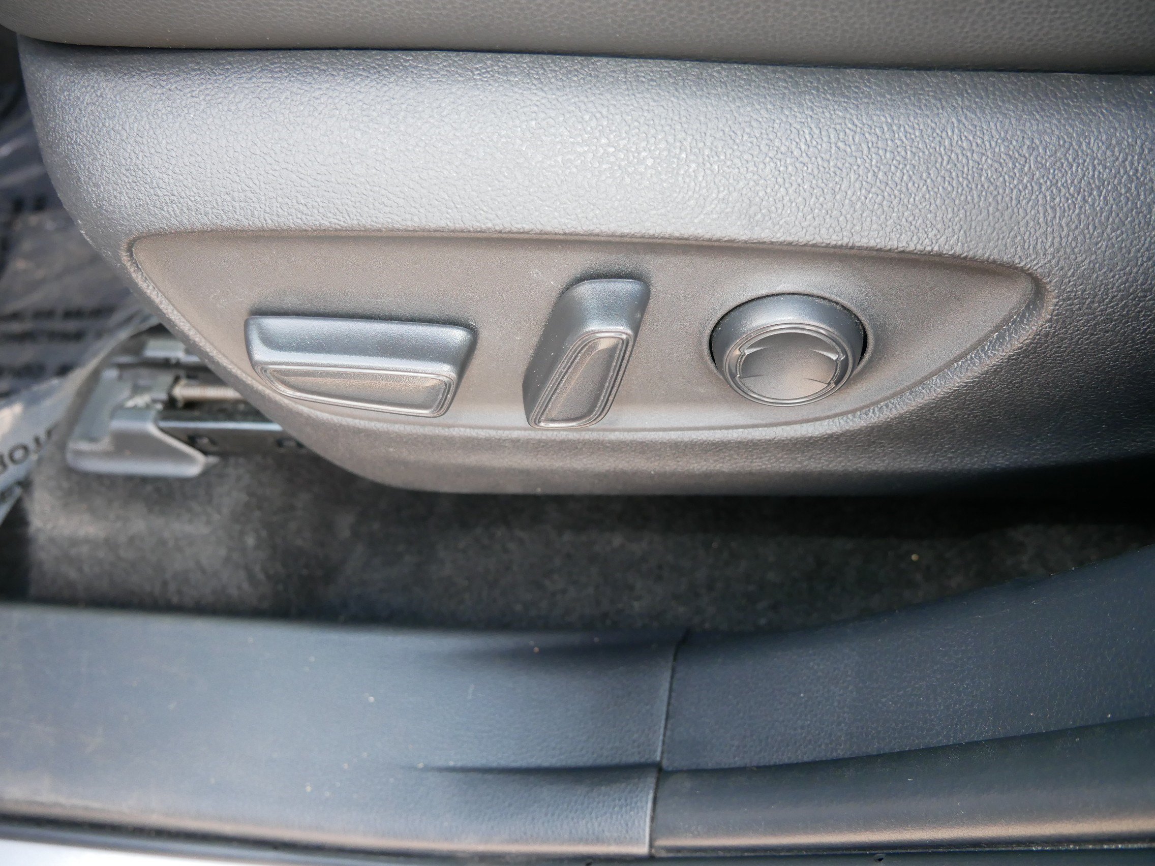 Used 2024 Toyota Highlander XLE AWD/4WD image 19