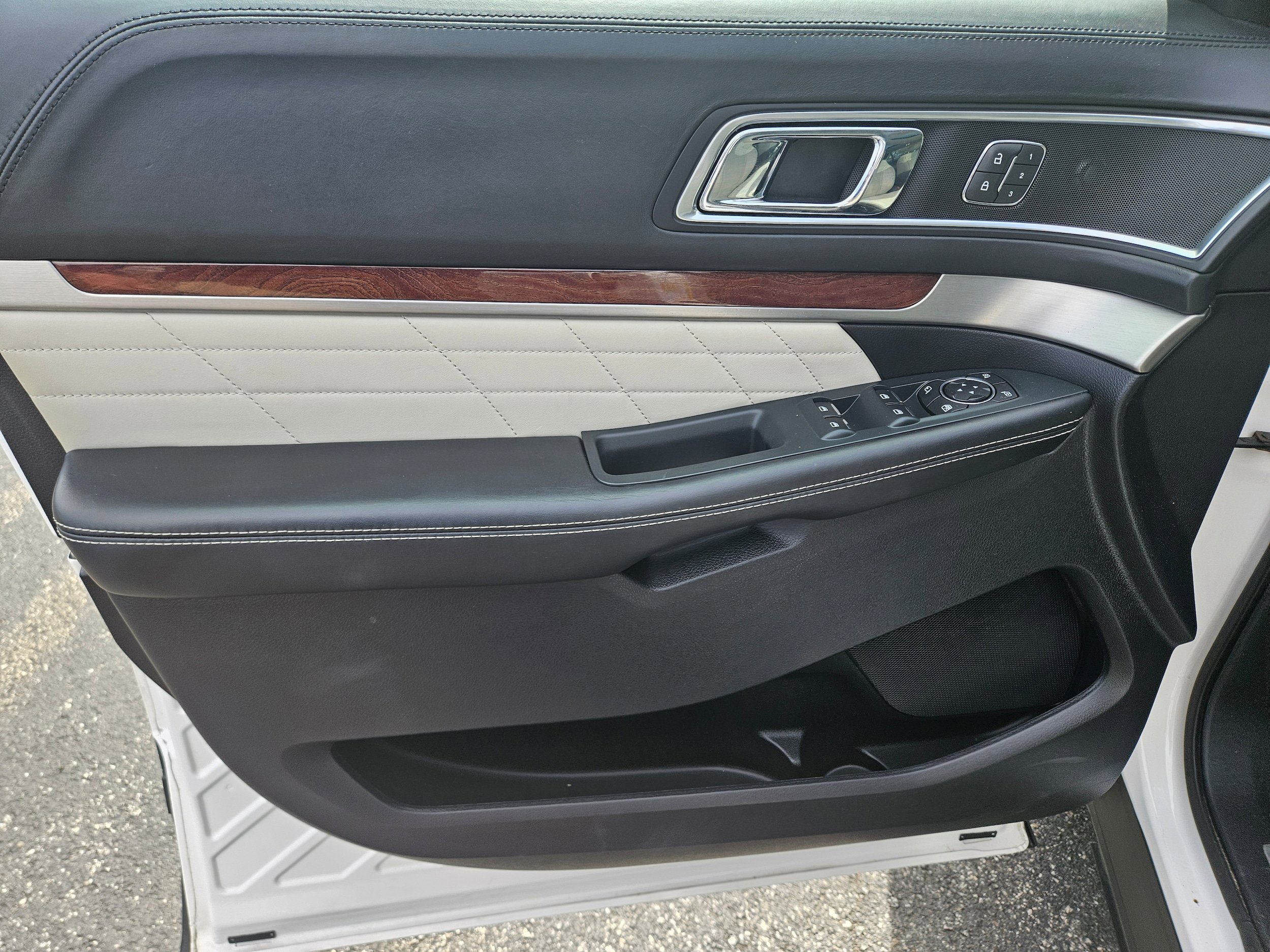 Certified 2018 Ford Explorer Platinum AWD/4WD image 16