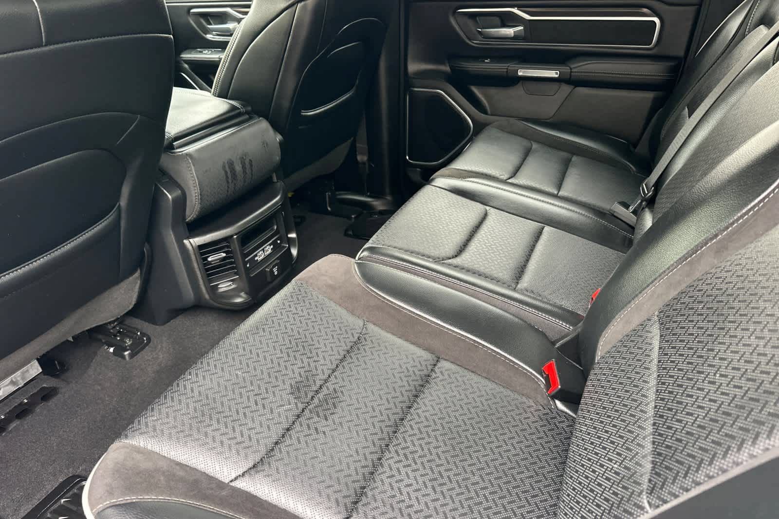 Used 2025 RAM 1500 Laramie AWD/4WD image 4