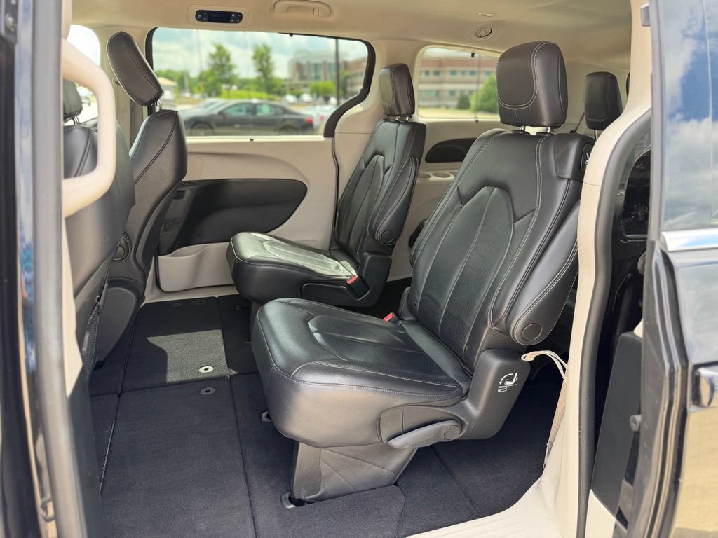 Used 2022 Chrysler Pacifica Touring-L FWD image 36