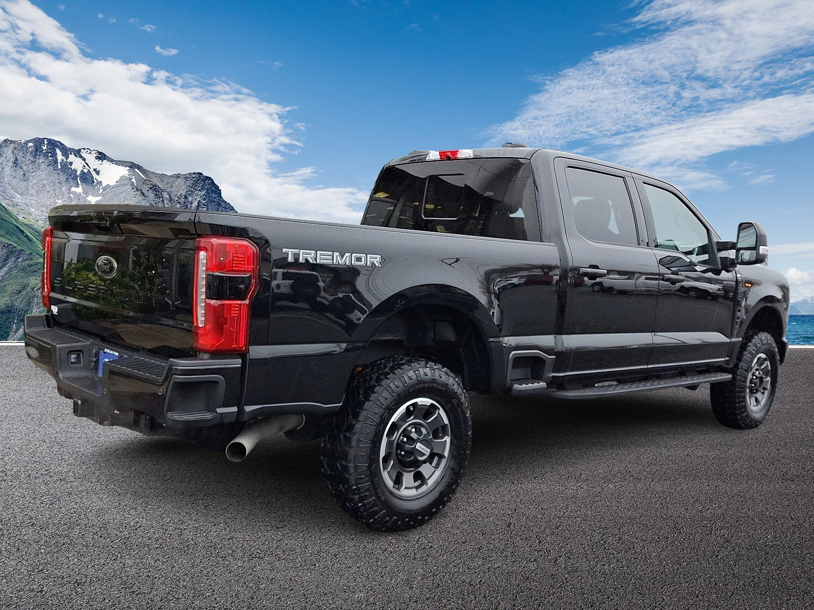 Certified 2023 Ford F250 XLT w/ Black Appearance Package image 6