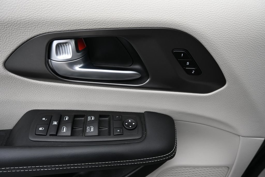Used 2024 Chrysler Pacifica Touring-L AWD/4WD image 20