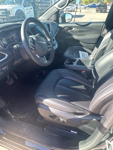 Used 2025 Chrysler Pacifica Select FWD image 6