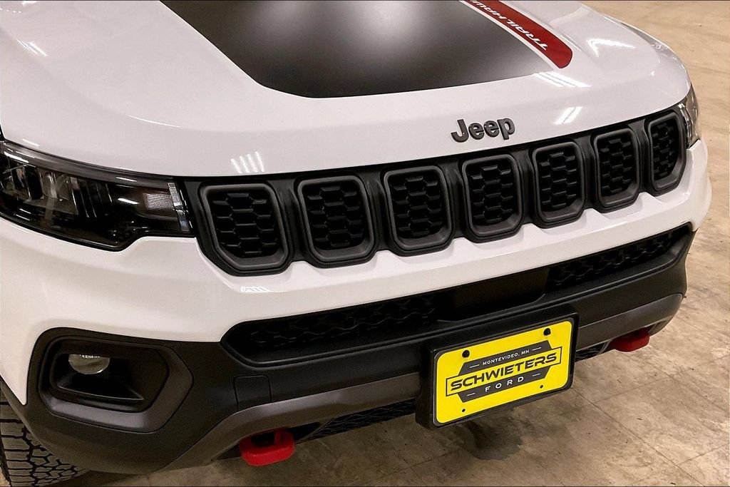 Used 2025 Jeep Compass Trailhawk AWD/4WD image 28