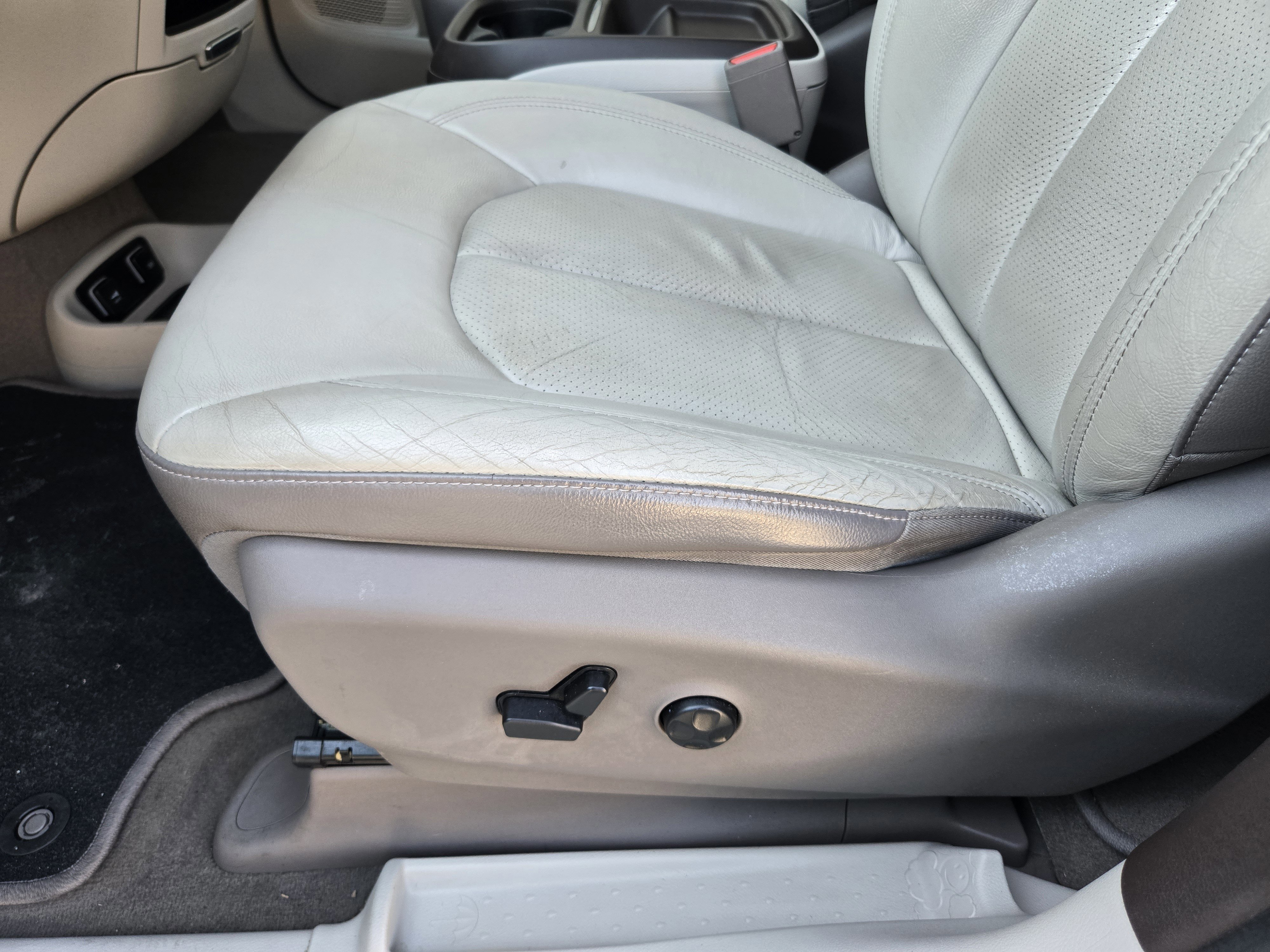 Used 2018 Chrysler Pacifica Touring-L w/ Advanced Safetytec Group image 18