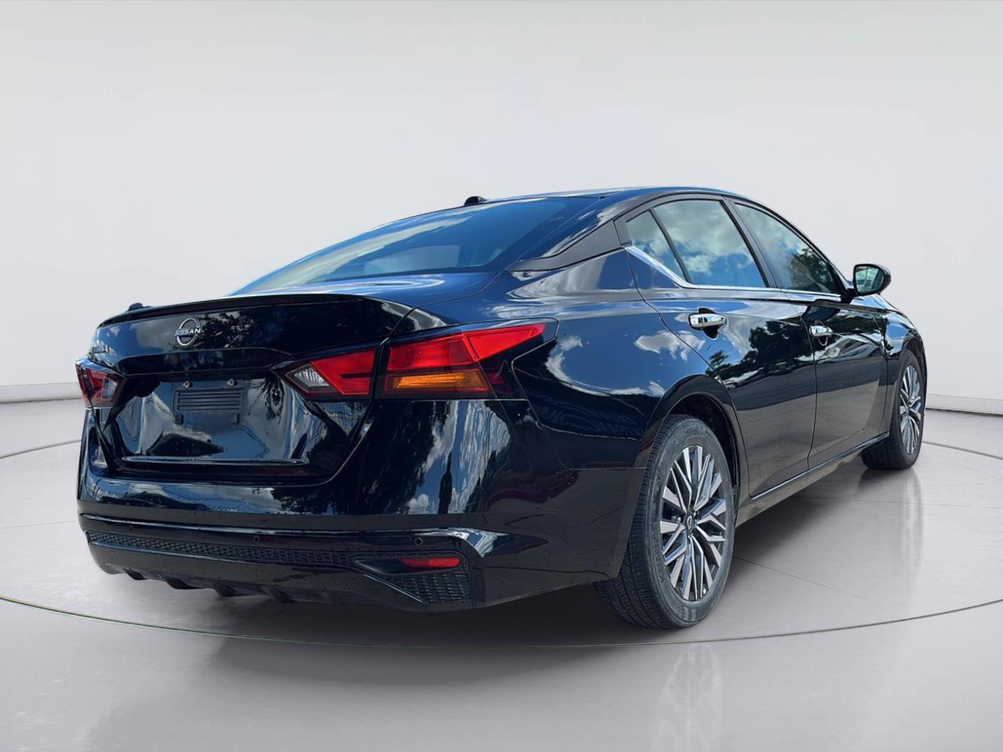 Used 2025 Nissan Altima 2.5 SV FWD image 3