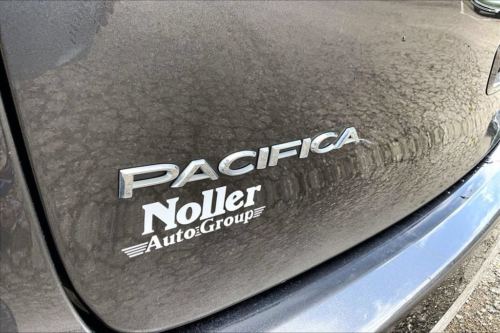 Used 2023 Chrysler Pacifica Touring-L FWD image 8