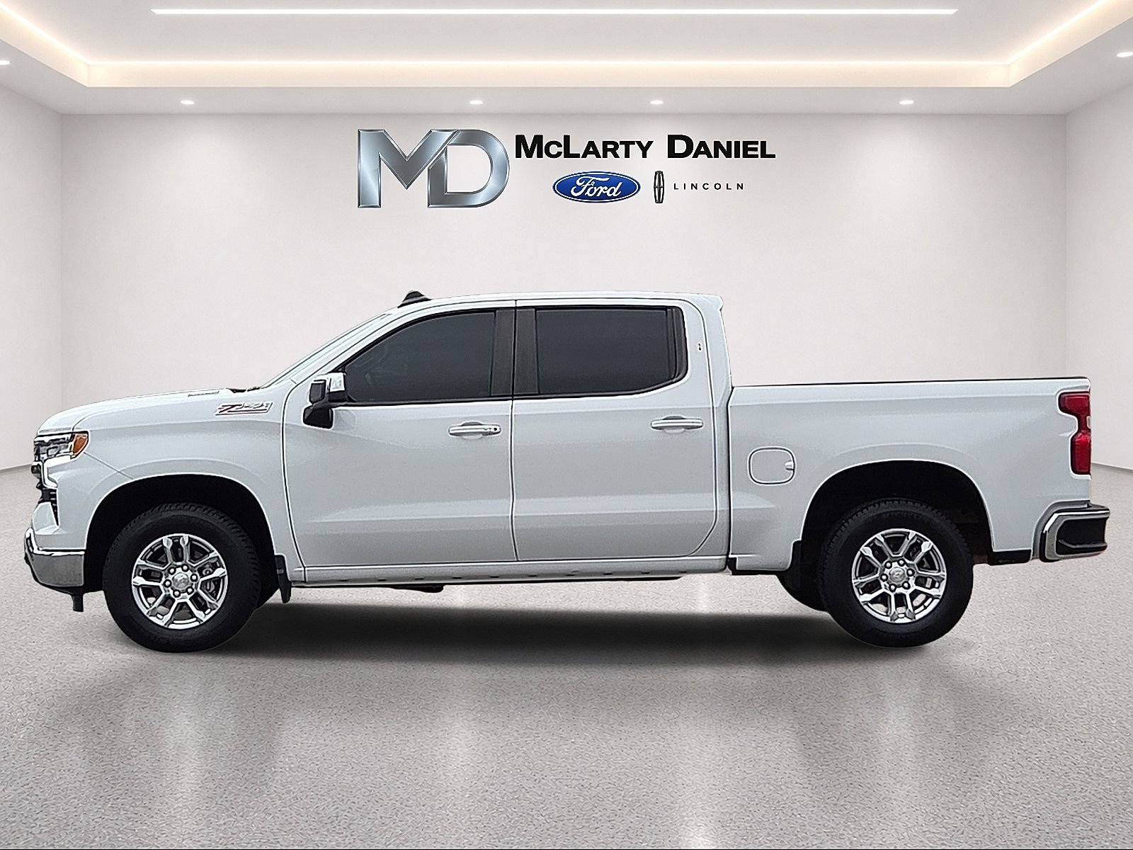Used 2024 Chevrolet Silverado 1500 LT AWD/4WD image 3