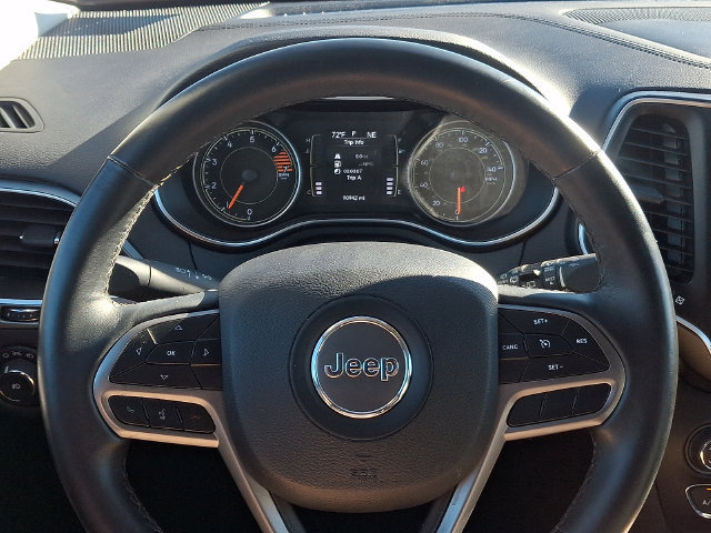 Used 2019 Jeep Cherokee Latitude Plus w/ Cold Weather Group AWD/4WD image 19