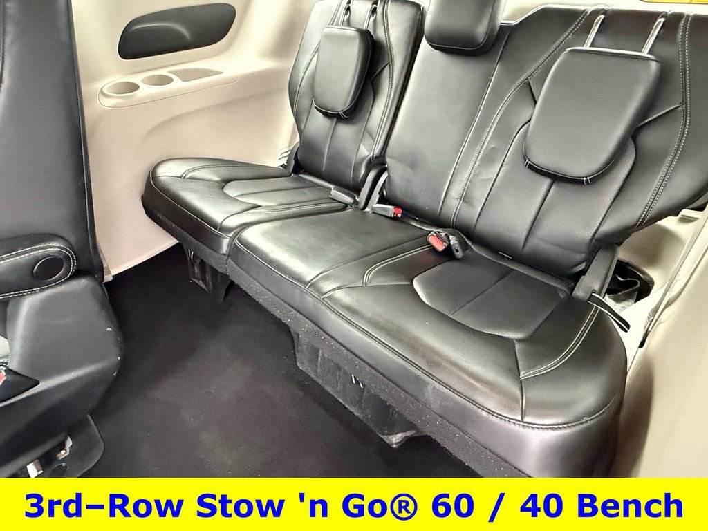Used 2023 Chrysler Pacifica Touring-L image 11